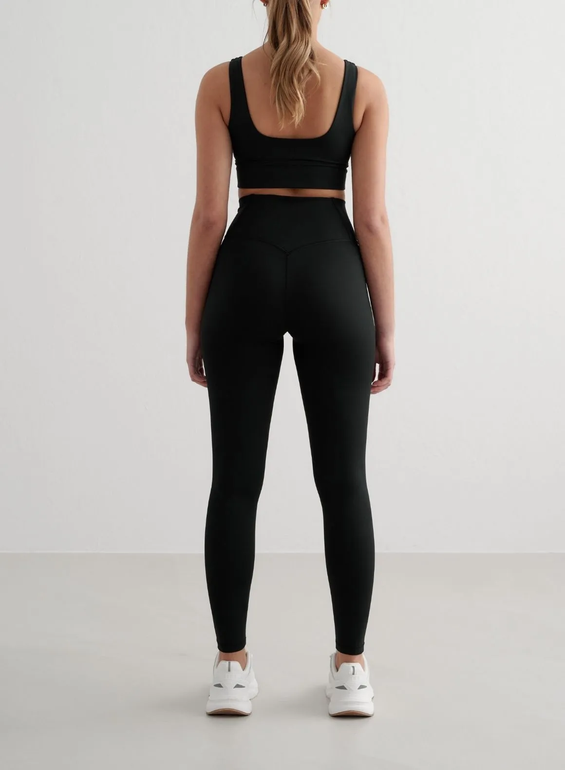 Smooth seams Supportive seams Black Core Bra