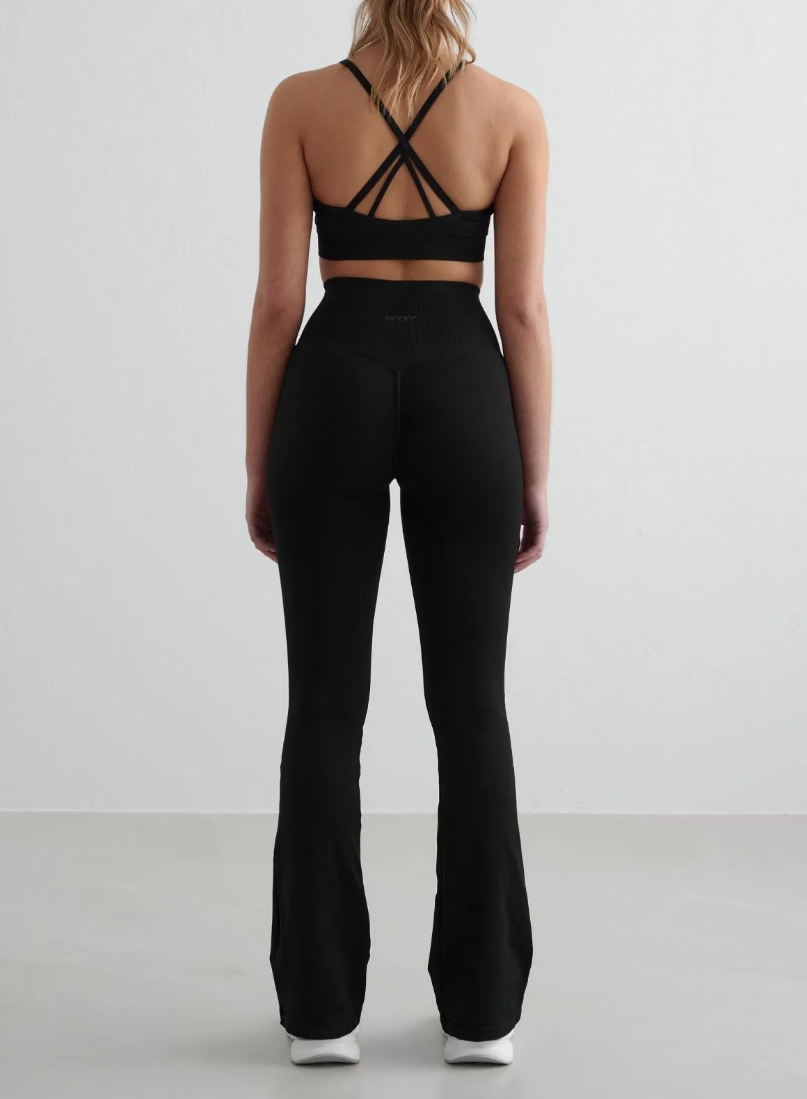 individual sports Black Shape Seamless Cross Back Bra