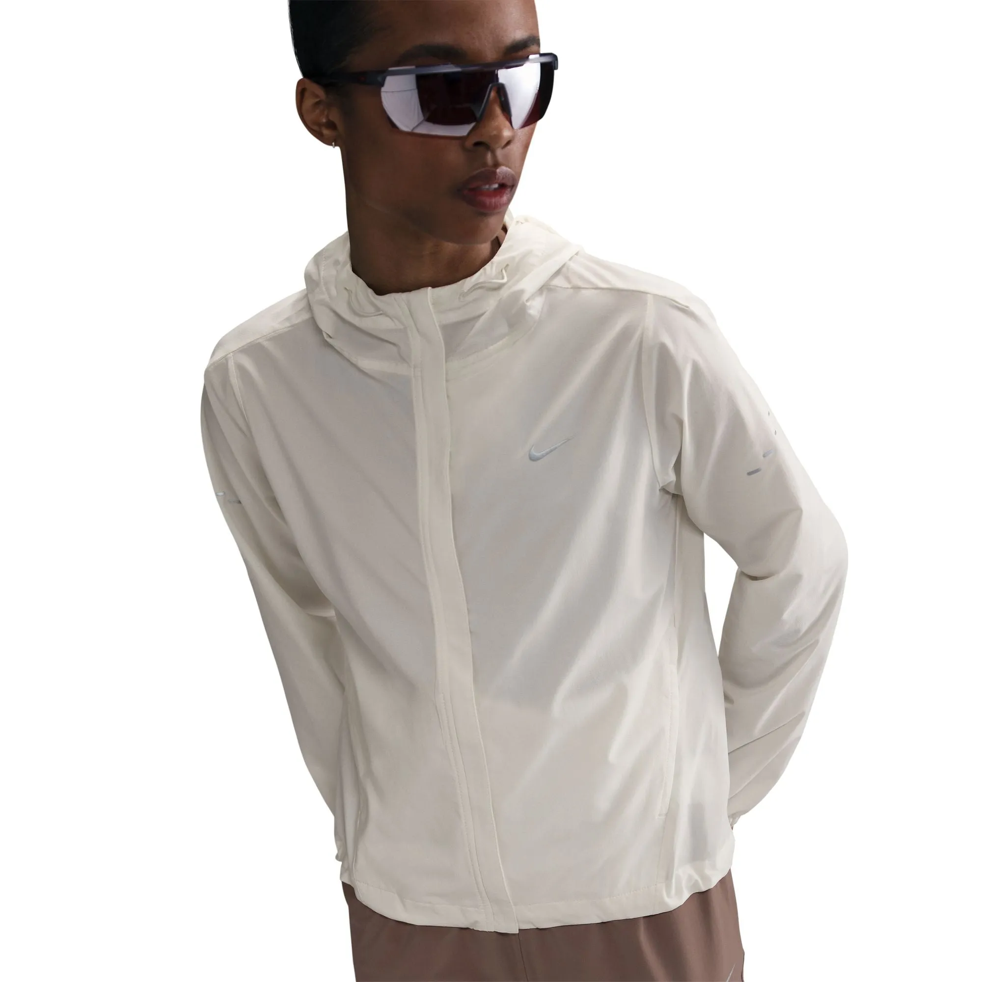 Tailored Silhouette Relax Shell Women's Swift Repel Packable Running Jacket Sail