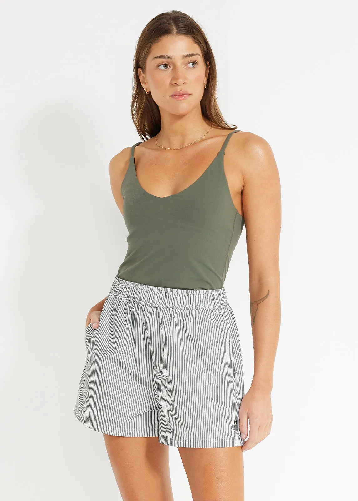 On The Move Short Light Active skin friendly